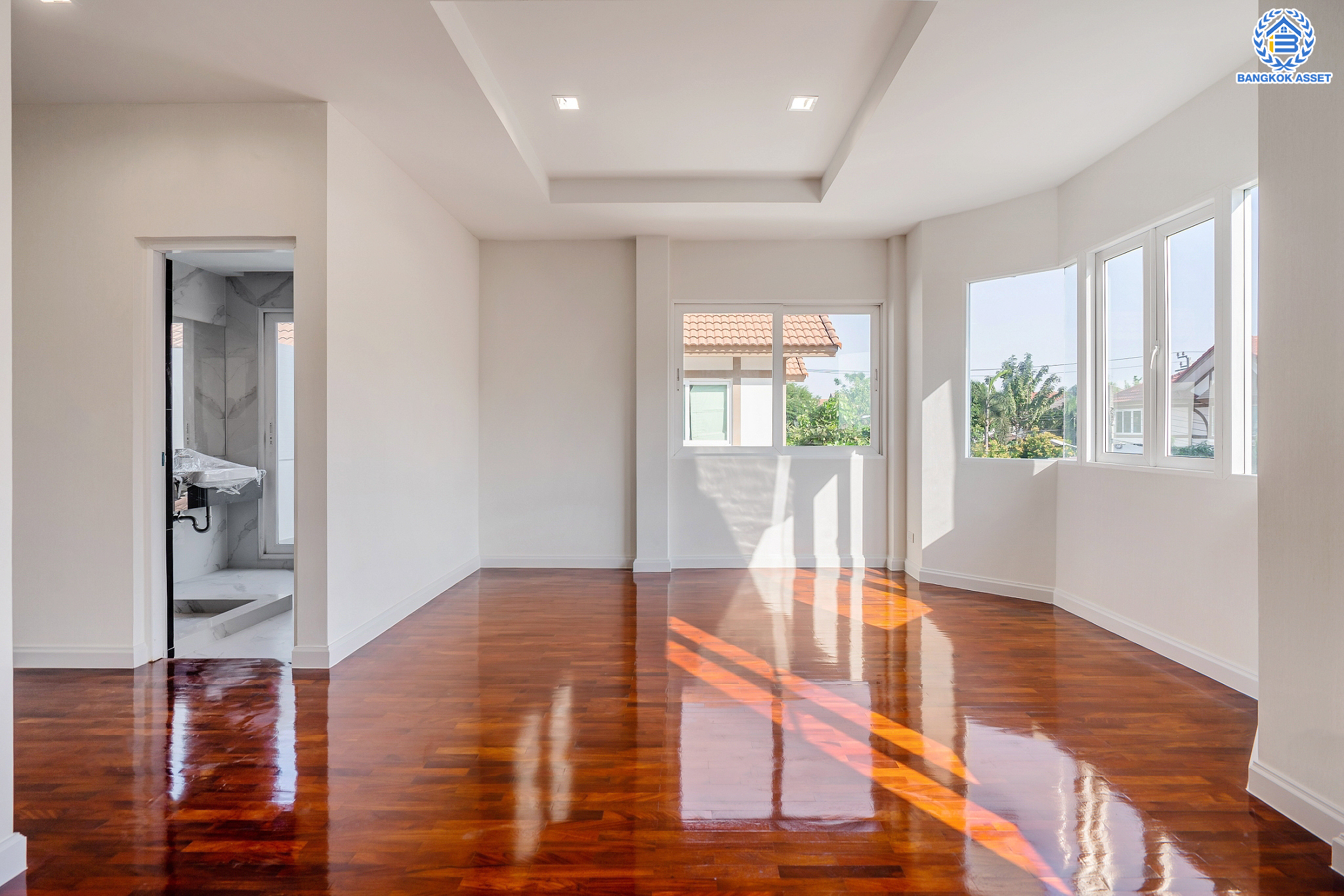 บ้านมือสองตกแต่งใหม่ ม.ลัดดารมย์ วัชรพล แบรนด์ Q.House เนื้อที่ 85.9 ตร.ว. ฟังก์ชัน 4 ห้องนอน 4 ห้องน้ำ จอดรถได้ 2 คัน Facilities ครบครัน บนทำเลเชื่อมต่อหลายเส้นทาง ถ.รามอินทรา ถ.สายไหม และถ.พหลโยธิน ใกล้สนามบินดอนเมือง ทางด่วน "ศรีรัช" และ "เซ็นทรัลรามอินทรา"